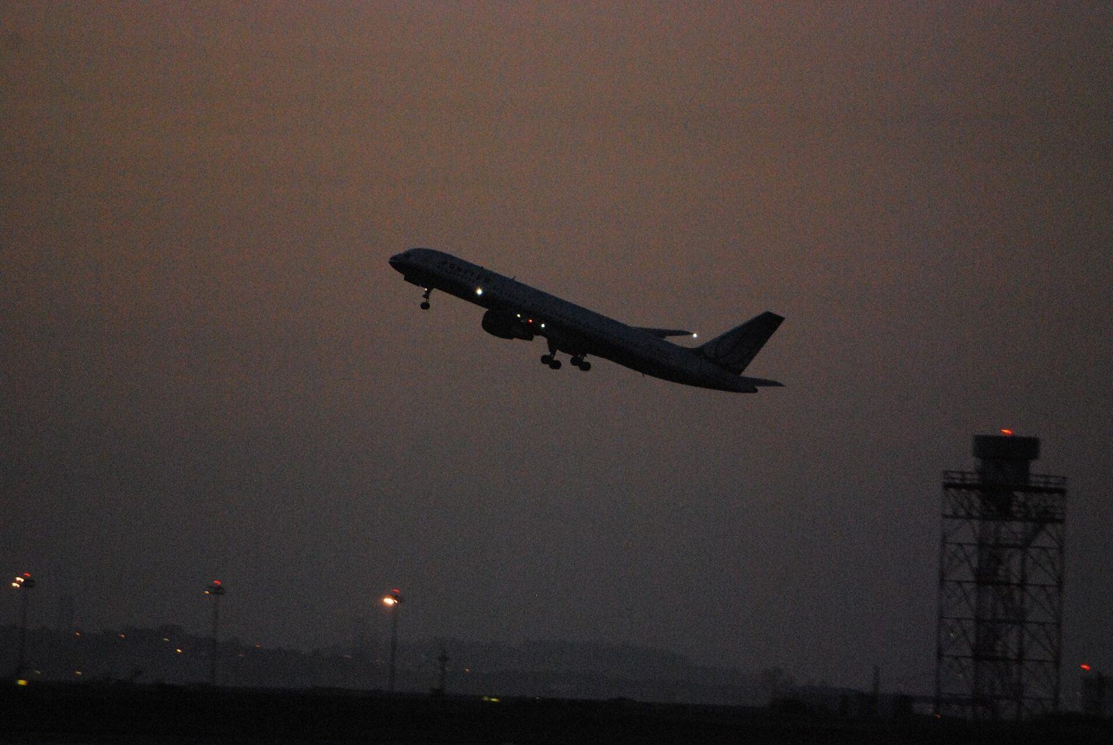 Avião decolando ao entardecer